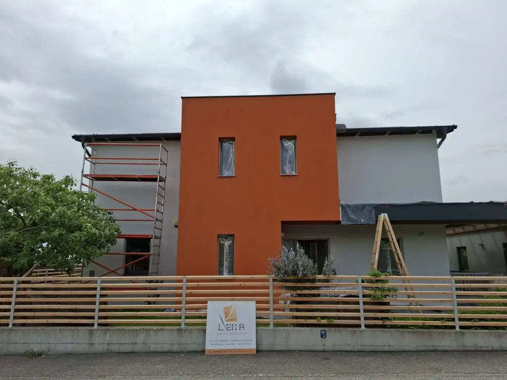 Moderne Fassadengestaltung eines Wohnhauses in Krems