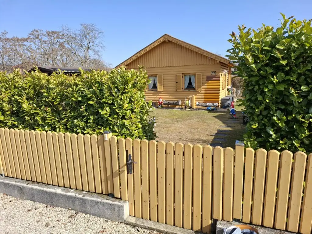 Neu gestrichener Holzzaun in Krems