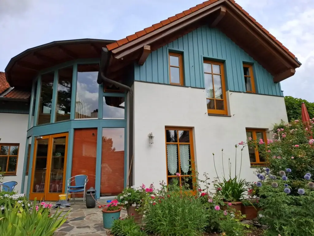 Hochwertiger Fassadenanstrich eines Einfamilienhauses