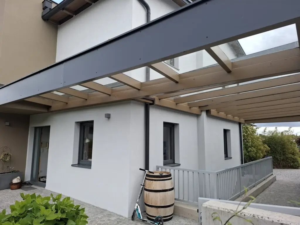 Fassadenanstrich eines Wohnhauses mit Vordach in Krems